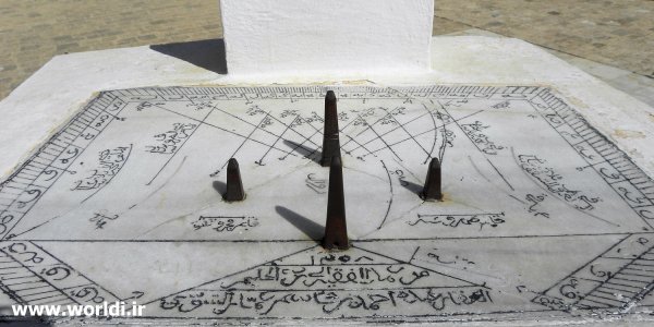 ساعت آفتابی نشان دهنده اوقات نماز